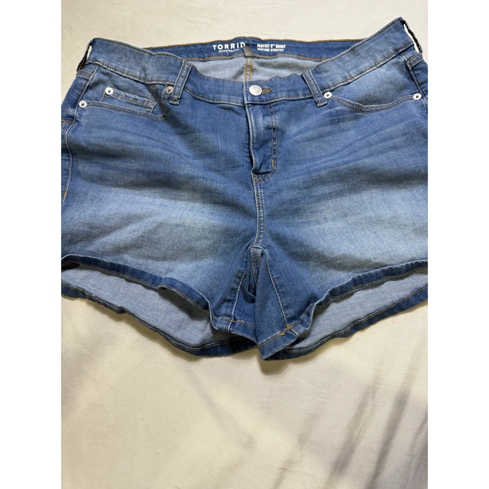 Torrid Perfect 5" Inseam Vintage Stretch Women sz 18 Blue Denim Jean Shorts A31